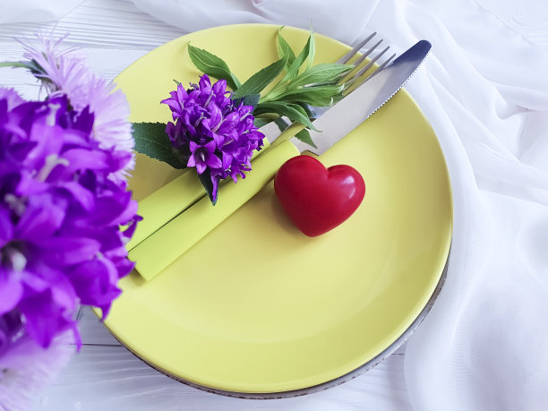 盘，叉，刀，心，菊花在一个白色的木制背景图片下载