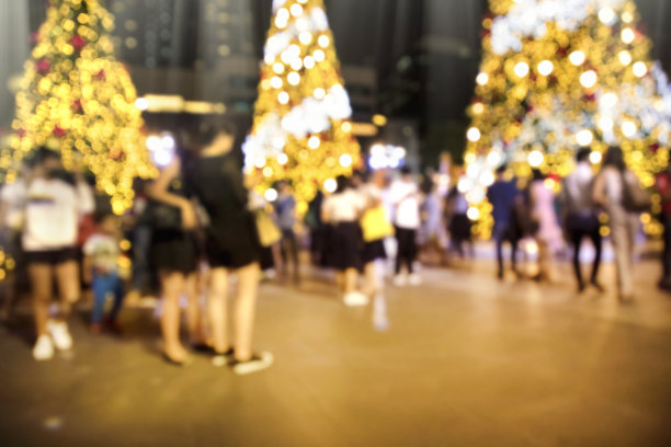 散焦的户外圣诞装饰和人们在城镇广场图片下载