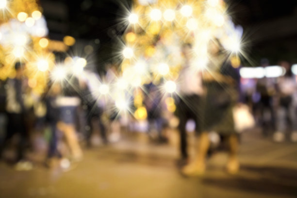 散焦的户外圣诞装饰和人们在城镇广场图片下载