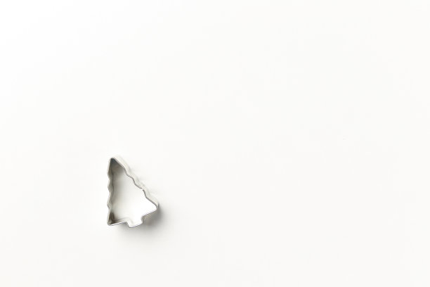 圣诞树曲奇切割机在白色背景与复制空间。前视图。平的。圣诞节的概念图片下载