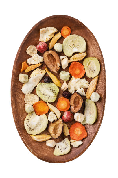 空中的松脆小吃由果蔬经过真空干燥加工而成，俯视图。食物孤立在白色背景上图片下载