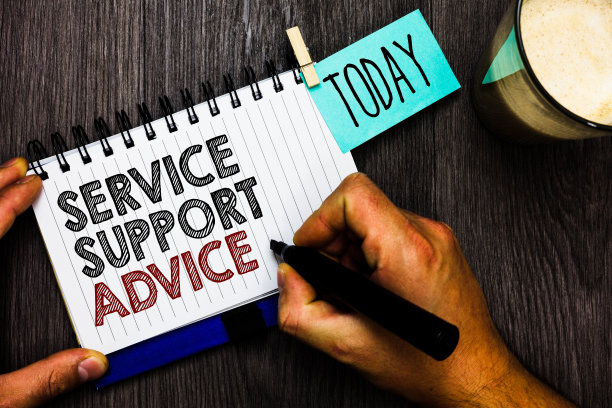 文字书写服务支持建议。经营理念:为他人提供口头或行动上的帮助，男士握笔，笔记本，晾衣夹，握提醒，咖啡杯，木桌。图片下载