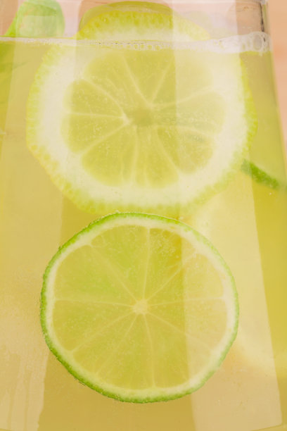 近距离的玻璃壶满柠檬水。图片下载