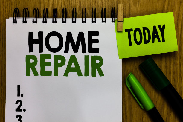显示家居维修的文字标志。概念照片维护或改善自己的房子，用工具笔记本，晾衣夹，保持提醒标记表达想法，木桌。图片下载