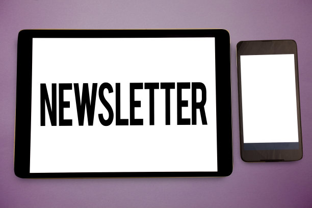 写便条显示时事通讯。商业图片展示公告定期发送给订阅成员新闻报道宽框白色智能屏幕平板电脑文字信息传达想法。图片下载