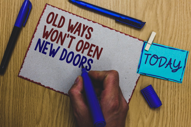 概念性手写显示旧的方式不会打开新的大门。商务照片文字与众不同，独树一帜，达致目标，男人握着马克笔，纸，晾衣夹，表达想法，木桌。图片下载
