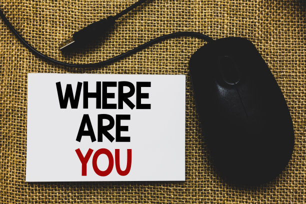 写便条显示你在哪里。商业图片展示给我们您的位置，地址，方向，参考点传统的鼠标旁边的空白页和书面文字。图片下载