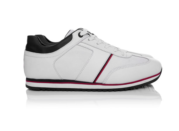 白色运动鞋孤立在白色背景上。图片下载