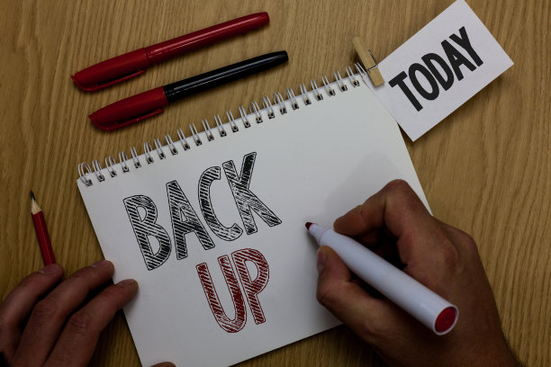 概念性的手写显示后退。商业照片展示，保存重要的数据到互联网云和恢复他们以后，男人拿着记号笔，笔记本，提醒，木头桌子，杯子，咖啡。图片下载
