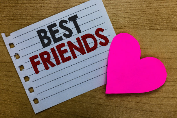 展示“最好的朋友”的概念性手写。商业照片展示一个比其他人更重要的人永远的伙伴笔记本纸浪漫的想法感情木制桌子。图片下载