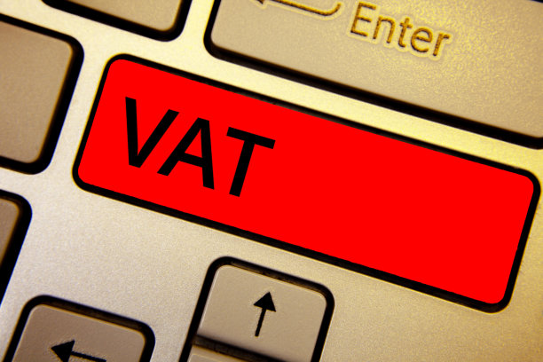 显示增值税的文字标志。概念照片对出售商品征收的消费税以物易物的财产和服务键盘棕色的键黄色的笔记本电脑想法创造电脑键盘笔记本电脑。图片下载