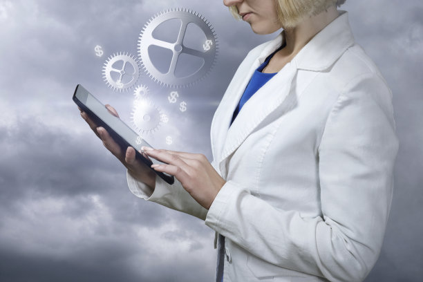 女商人用工作机制来制造。图片下载