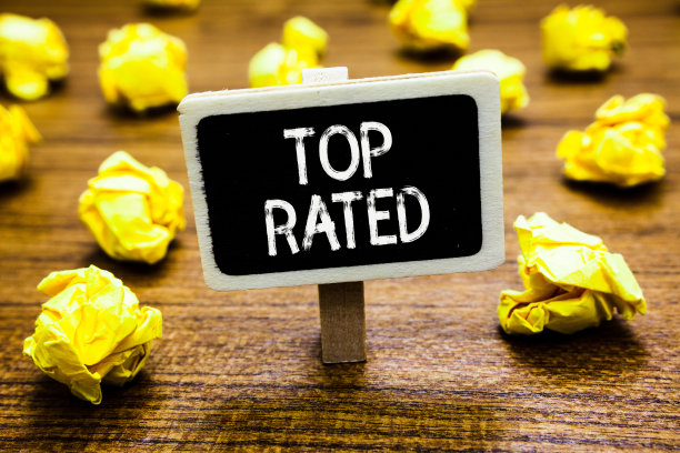 概念性手写显示最高评级。商业图片展示高数额的收费或支付根据计算黑板皱巴巴的纸错误不满意木地板。图片下载