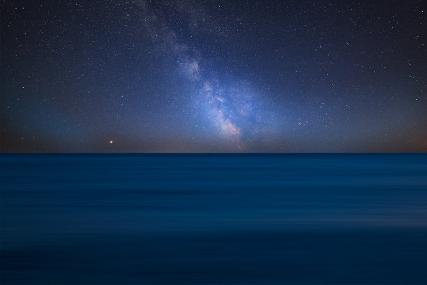 充满活力的银河合成图像的景观长期暴露平静的海洋图片下载