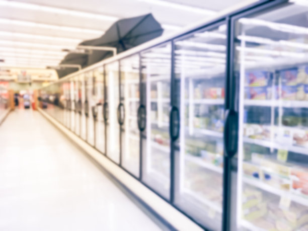模糊背景的冷冻食品区在美国杂货店图片下载