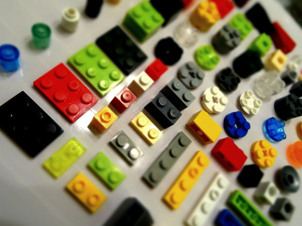 彩色的儿童建筑设置在白色的表面图片下载