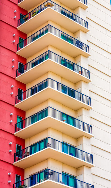 红墙的阳台柱图片下载