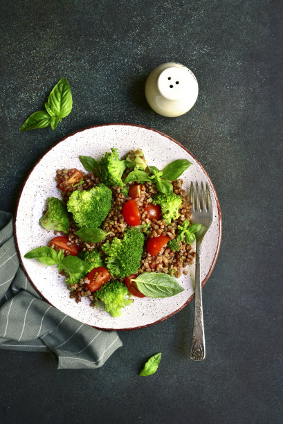 荞麦排毒沙拉与西兰花和番茄图片下载