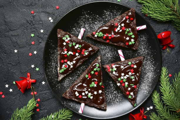 黑色盘子上的巧克力圣诞树图片下载