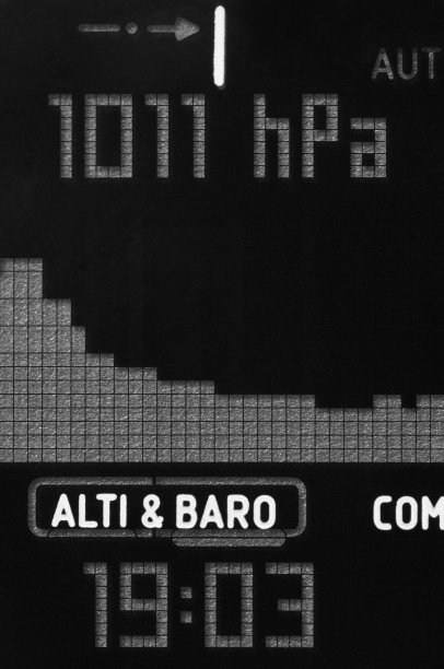 特写运动数字手表显示与气压数据图片下载