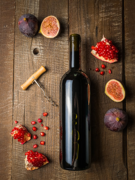 一瓶红酒，无花果和石榴籽，平铺视野。图片下载