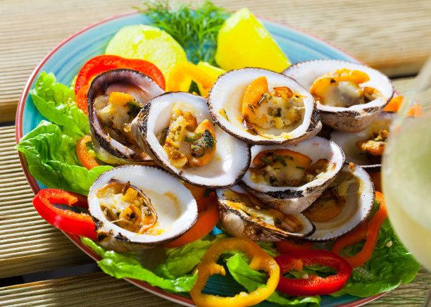 烤甘草配蔬菜和白葡萄酒图片下载