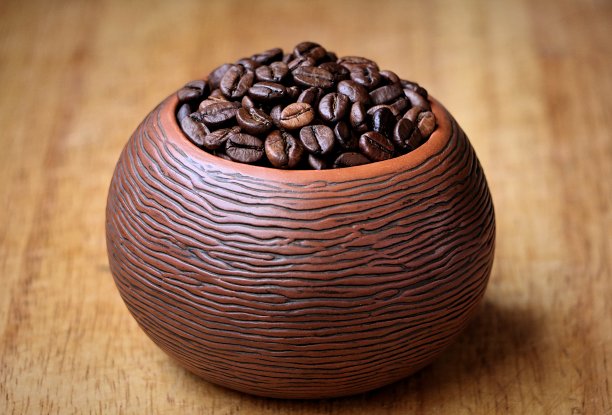 陶瓷碗里的咖啡豆图片下载