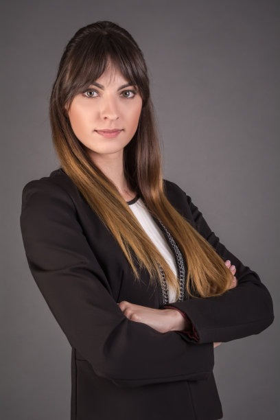 灰色背景下的女商人。上班族。图片下载