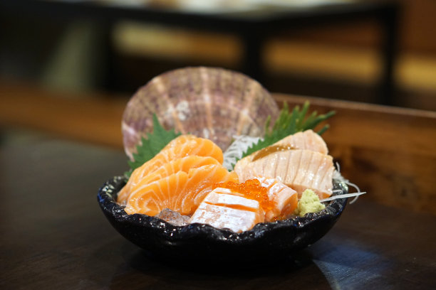 三文鱼生鱼片-新鲜的和烤的三文鱼切片冰与芥末。图片下载