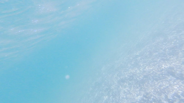 照片摄于黑海海底，夏天有石头和鹅卵石图片下载