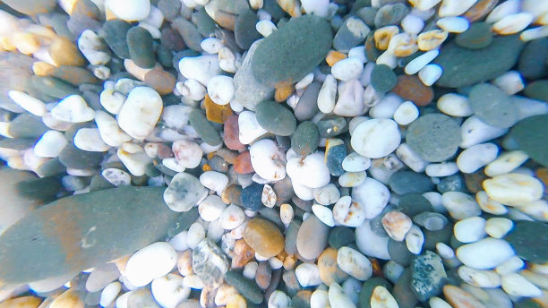 照片摄于黑海海底，夏天有石头和鹅卵石图片下载