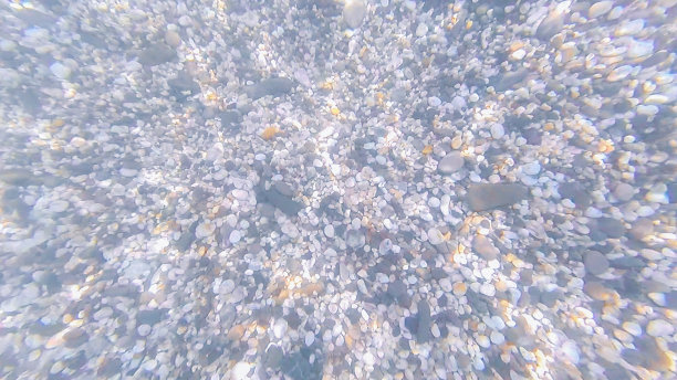 照片摄于黑海海底，夏天有石头和鹅卵石图片下载