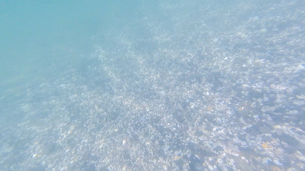 照片摄于黑海海底，夏天有石头和鹅卵石图片下载