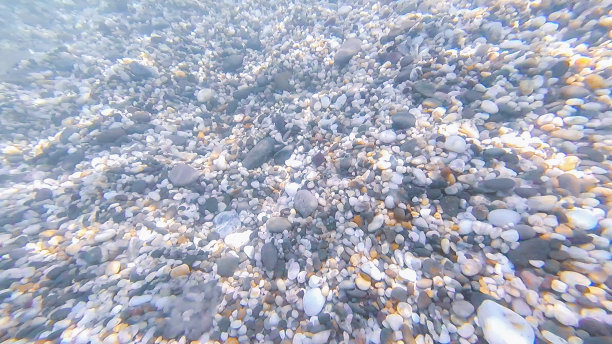 照片摄于黑海海底，夏天有石头和鹅卵石图片下载