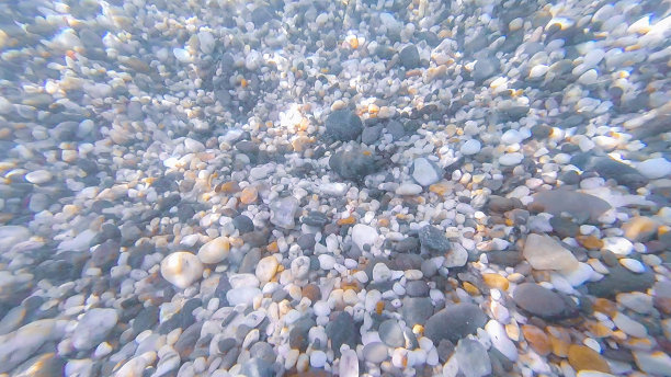 照片摄于黑海海底，夏天有石头和鹅卵石图片下载