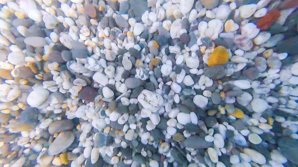 照片摄于黑海海底，夏天有石头和鹅卵石图片下载