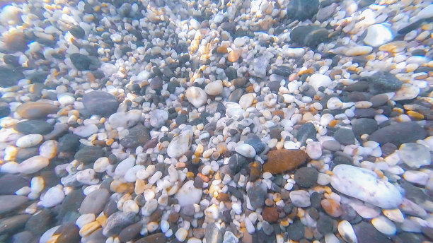 照片摄于黑海海底，夏天有石头和鹅卵石图片下载