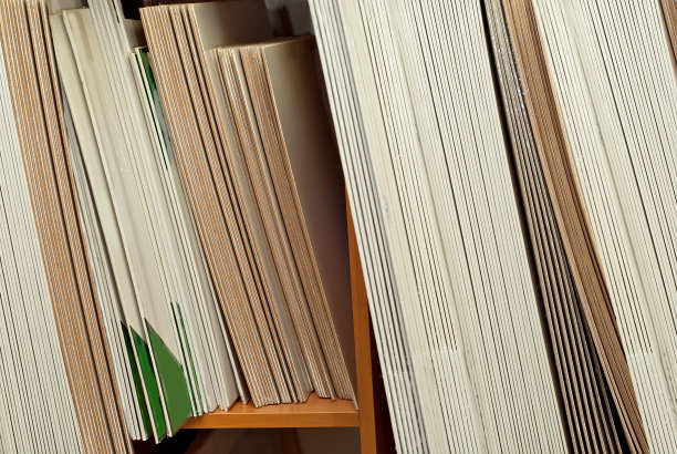 商店里堆着的木板图片下载