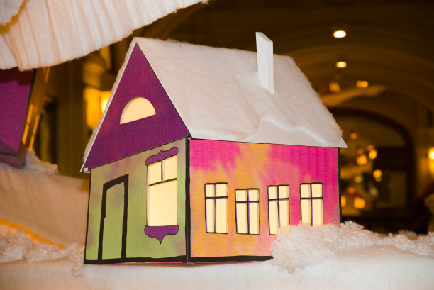 被雪照亮的玩具房子图片下载