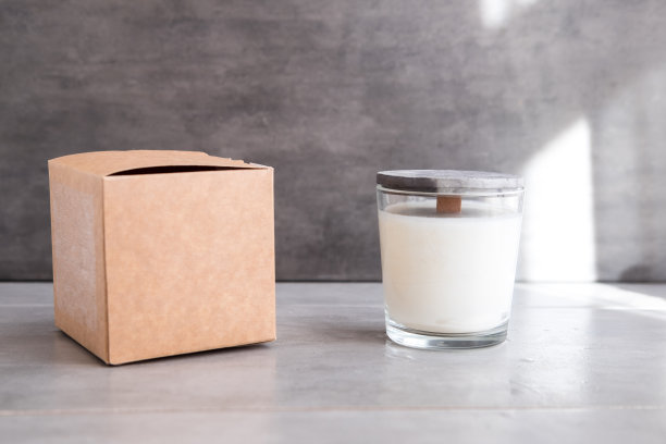 灰色的桌子上放着一根混凝土香味的大豆圆蜡烛图片下载