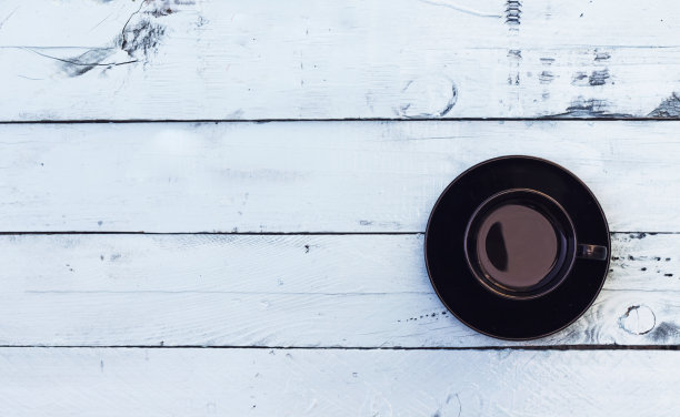 阿拉伯杯咖啡在蓝色的木头背景图片下载