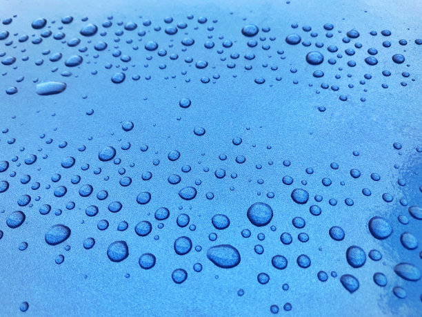 水滴落在蓝色的金属地板上图片下载