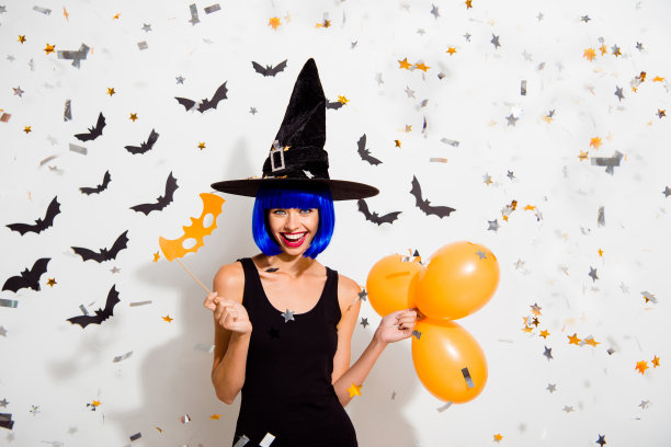 不给糖就捣蛋，我不能选择!梦想的肖像，梦幻的女士拿着三个橙色的气球和纸面具，使大好莱坞的微笑孤立在白色的背景图片下载