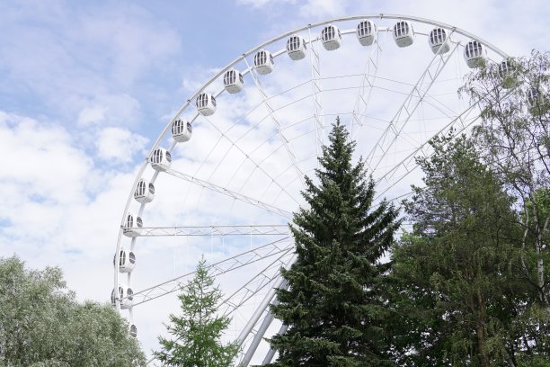 公园里的过山车对孩子们很有吸引力图片下载