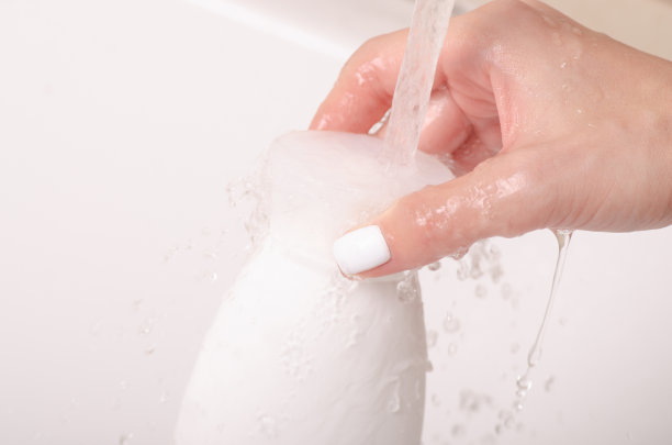 白瓶凝胶沐浴在手水浴中图片下载