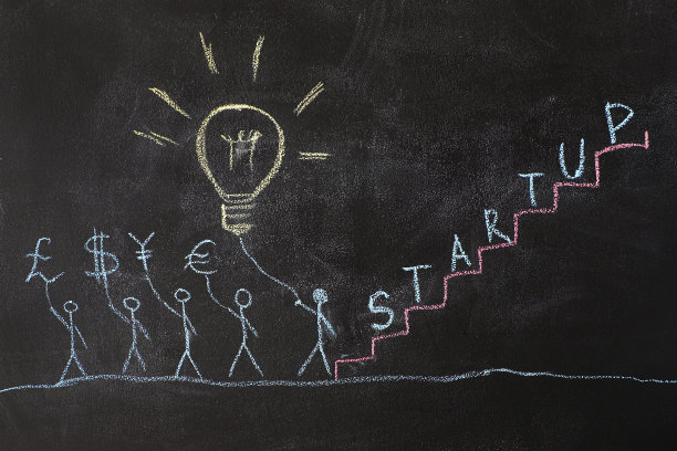 一群人在学校的黑板上画画。图片下载