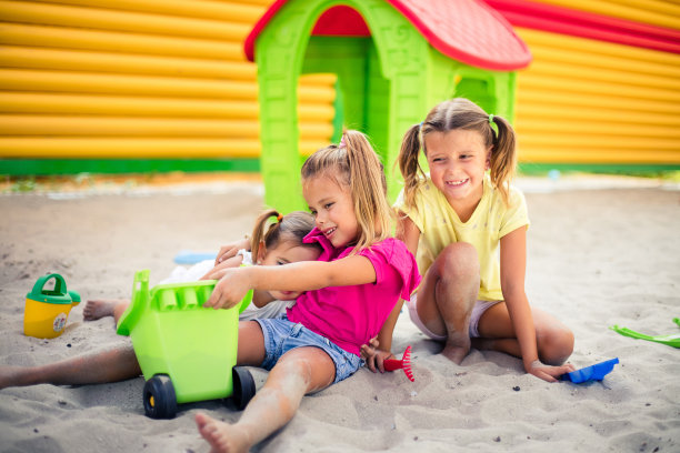 我们喜欢在操场上的日子。图片下载