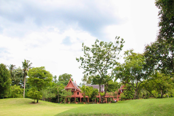 这些古老的房子坐落在花园里。图片下载