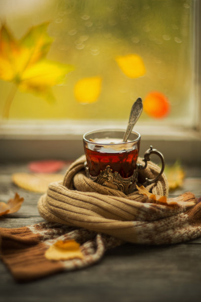 在秋天的下午，一杯热茶以窗户为背景。选择性聚焦，浅景深，模糊背景。图片下载