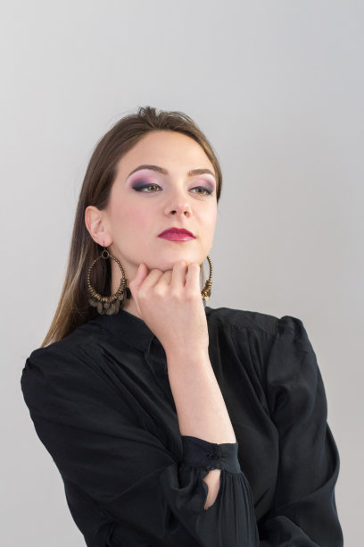 白衣褐发女孩图片下载